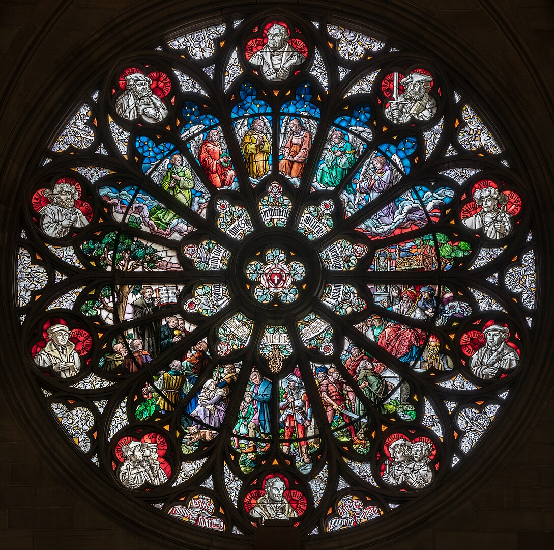 1089px-Speyer_-Altstadt-Gedächtniskirche_-linke_(Märtyrerfenster)_2018.jpeg
