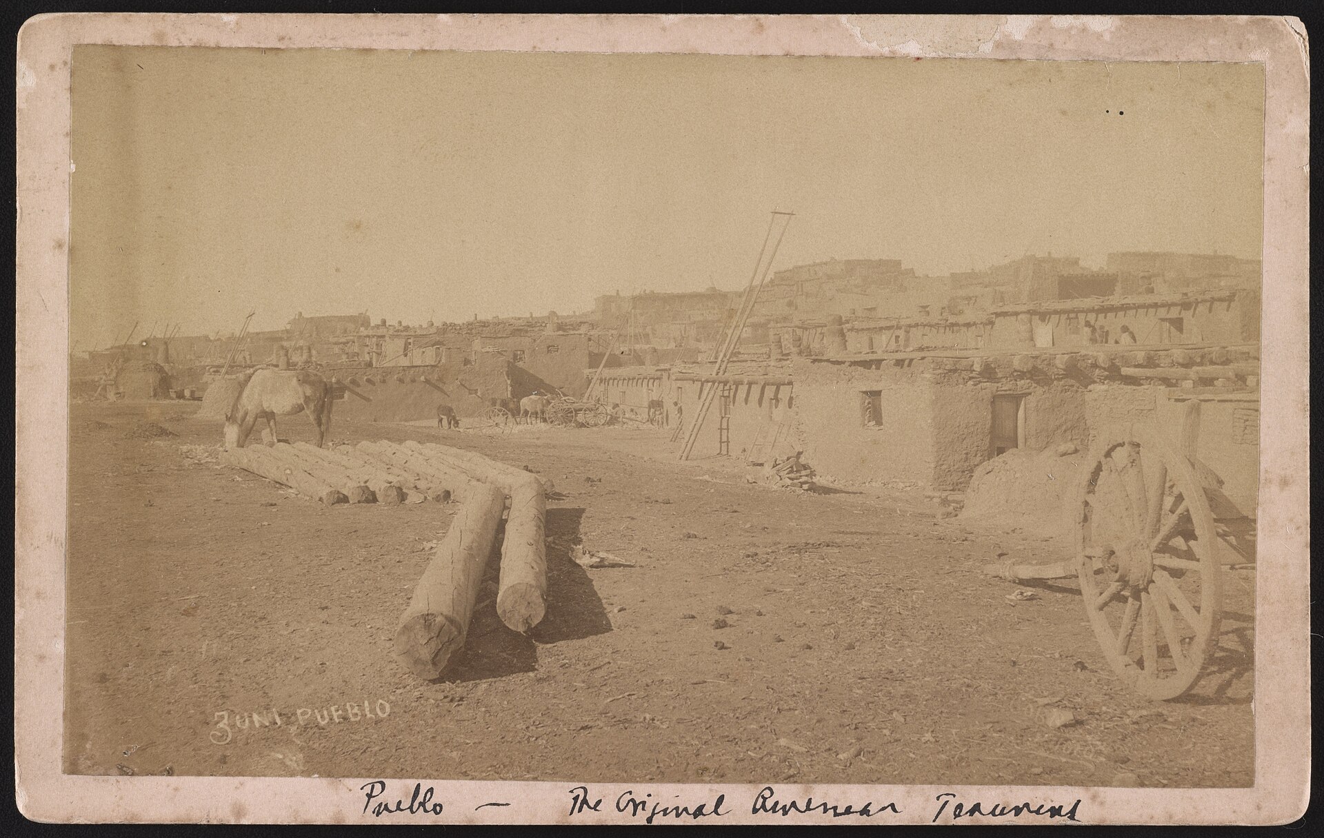 Fotografía del siglo XIX del pueblo de Zuni, con casas de adobe apiladas en terrazas y figuras diminutas