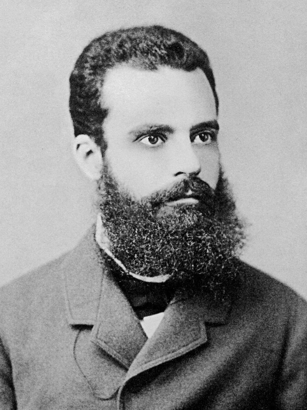 Vilfredo Pareto (1848-1923) hacia 1870, cuando era ingeniero de ferrocarriles en Italia. Llegó a la economía pasados los cuarenta y a la cátedra de Lausana en 1893; las rentas las estudió con los datos fiscales de Inglaterra, Prusia, Sajonia, varias ciudades italianas y el Perú.