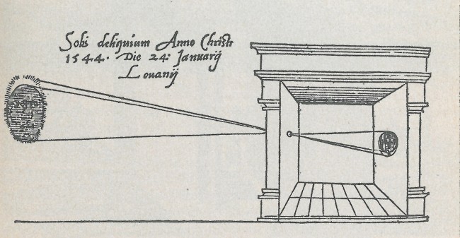 Grabado de 1545 que muestra una habitación con un orificio en la pared por el que entra la luz del sol eclipsado y proyecta su imagen en la pared opuesta