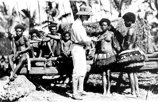 Bronisław Malinowski con un grupo de habitantes de las islas Trobriand, hacia 1918