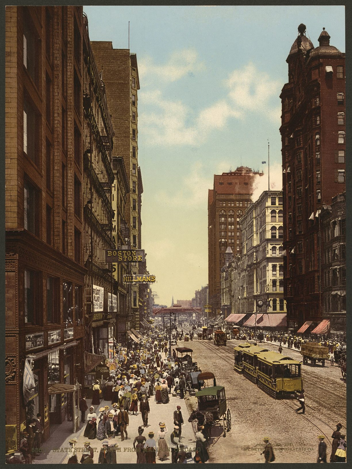 Fotocromo de State Street en Chicago hacia 1900, con multitudes en la acera, tranvías y carruajes
