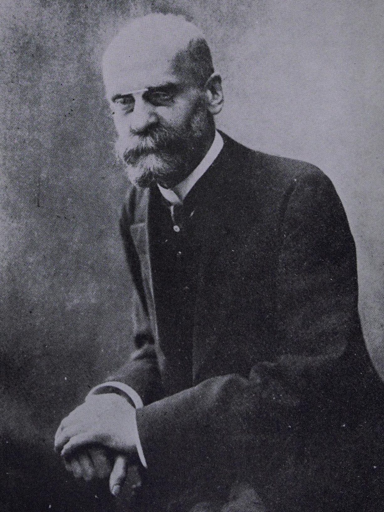 Retrato fotográfico de Émile Durkheim, con lentes y barba