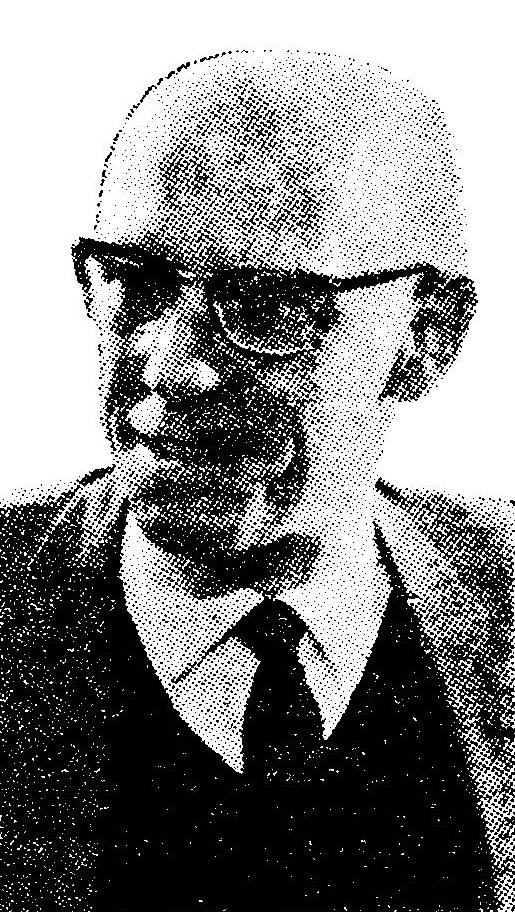 Retrato fotográfico en blanco y negro de un hombre calvo con gafas de pasta, hacia 1968