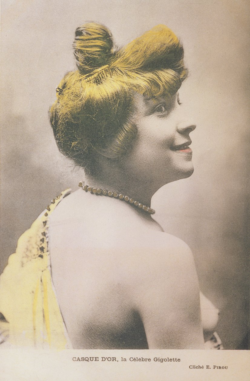 Retrato fotográfico de estudio coloreado a mano de una mujer joven de perfil, con un peinado rubio muy alto y voluminoso y hombros descubiertos